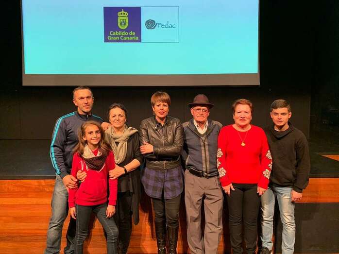 Minerva Alonso presentó anoche el trabajo audiovisual que muestra la actividad de cesteros, estereras, escoberos y podadores (Foto TA)